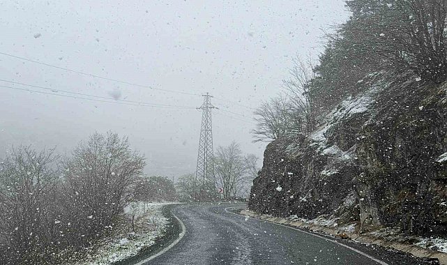 Zigana Dağı'nın yüksek kesimlerinde Nisan ayının ortasında lapa lapa kar süprizi