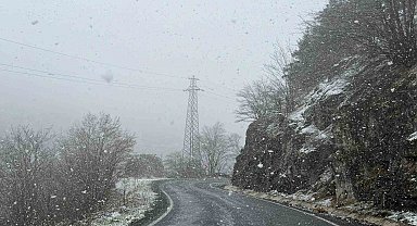 Zigana Dağı'nın yüksek kesimlerinde Nisan ayının ortasında lapa lapa kar süprizi