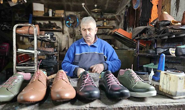 Zonguldak'ın son ayakkabı imalatçısı 26 yıllık atölyesinde teknolojiyle yarışıyor