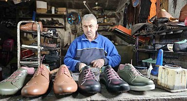Zonguldak'ın son ayakkabı imalatçısı 26 yıllık atölyesinde teknolojiyle yarışıyor