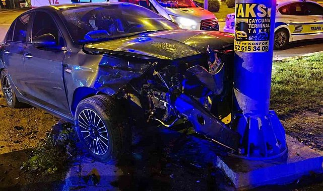 Zonguldak'ta otomobil önce araca, ardından yön direğine çarptı: 2 yaralı