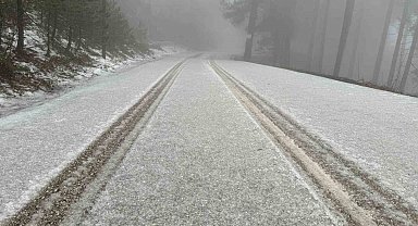 Zorkun Yaylası'nda dolu etkili oldu, çevre beyaza büründü