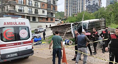 1 Mayıs İşçi Bayramı'nda kamyon altında kalan 2 işçi hayatını kaybetti