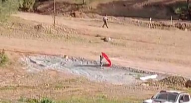 14 yaşındaki Yusuf, yere düşen bayrağı almak için piste koştu