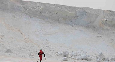 19 Mayıs anısına 3 Bin 200 rakımlı Kandilli Dağı'na solo tırmanış