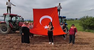 19 Mayıs'ı kekik ektikleri tarlada kutladılar