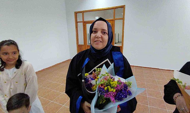 3 çocuk annesi kadın üniversiteyi okul birincisi olarak bitirdi