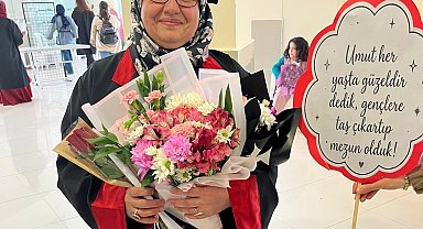 35 yıl sonra eğitim hayatına döndü, üniversite mezuniyetinin sevincini yaşadı