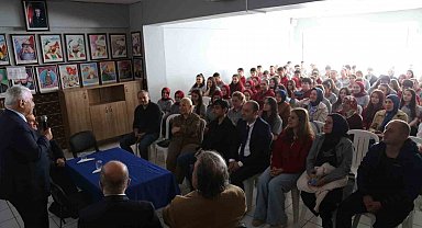 37 yıl sonra açtığı okulda öğrencilerle buluştu