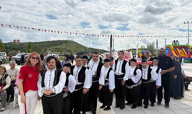 '19 Mayıs Gençlik Festivali' kortej yürüyüşü ile başladı: JÖH'ten Üzüm Salkımı gösterisi nefes kesti