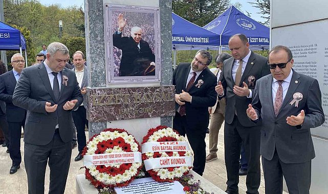 'Bolu'nun Babası' İzzet Baysal mezarı başında dualarla anıldı