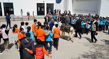 'Eşekli Dostoyevski' Erzincan'da öğrencilere kitap dağıttı