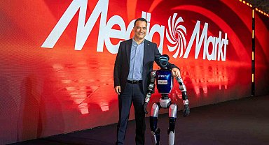 'MediaMarkt Türkiye İş Ortakları Buluşması'na dans eden insansı robot ilgi odağı oldu