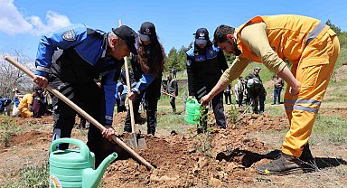 'Orman Benim' diyen Elazığlılar çöp toplayıp fidan dikti
