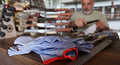40 yıllık kasap, kesilmez eldiveni bıçakla test ederek acemi kasapları uyardı