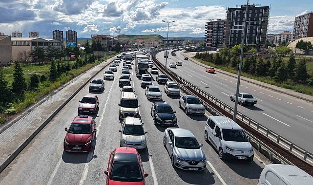 43 ilin geçiş noktasında bayram trafiği havadan görüntülendi: Araçlar adım adım ilerledi