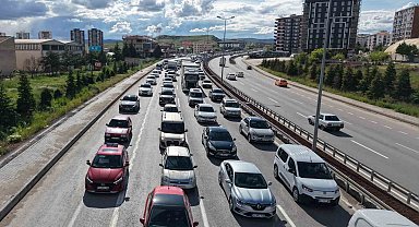 43 ilin geçiş noktasında bayram trafiği havadan görüntülendi: Araçlar adım adım ilerledi