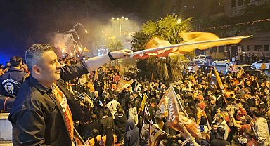 45 günlük Sare bebek, Galatasaray'ın şampiyonluk kutlamasında