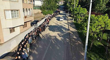 60 yıldır süren gelenek: Bayramlaşmada 1 kilometrelik kuyruk oluştu
