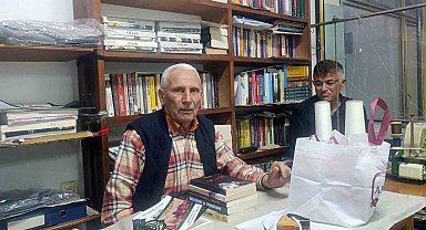 70 yıllık terzi iş yerini kütüphaneye çevirdi