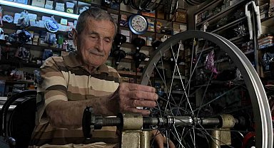 72 yıllık mesleğini, 85 yaşında ilk günkü heyecanla sürdürüyor