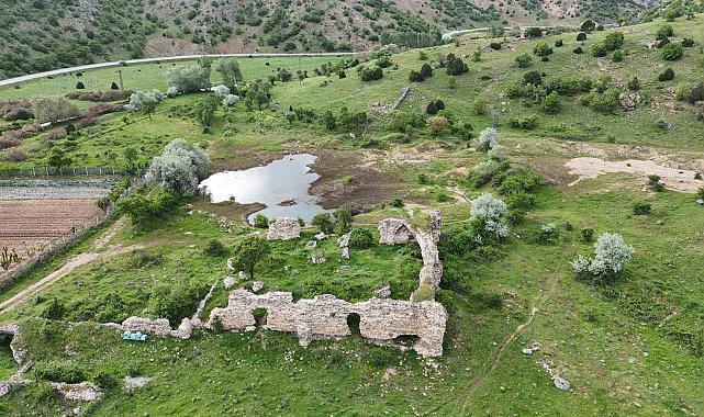8 asırlık kervansaray zamana direniyor