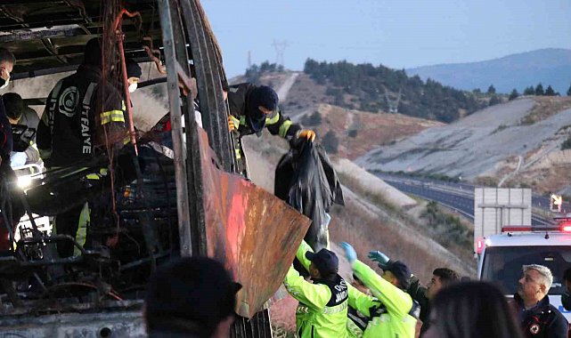 8 kişinin yaşamını yitirdiği kazada cenazeler metal yığınına dönen otobüsten çıkartıldı