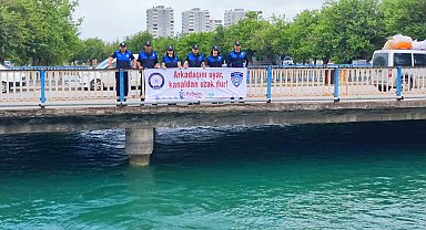 Adana'da polis kağıt oyununa ara verdirip, boğulma bilgilendirmesi yaptı
