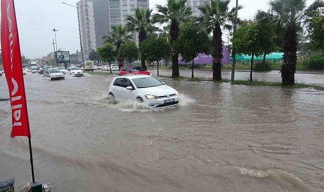 Adana'yı sağanak yağış vurdu, yollar göle döndü