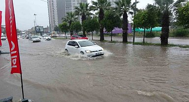 Adana'yı sağanak yağış vurdu, yollar göle döndü