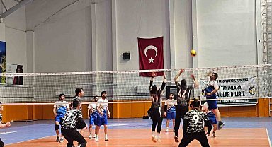 Adilcevaz'da kurumlar arası turnuvanın şampiyonu jandarma oldu