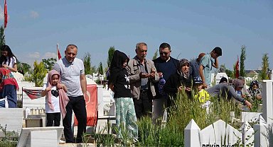 Adıyaman'da Mezarlıkta bayram yoğunluğu