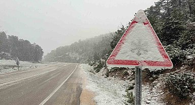Afyonkarahisar'da kar ulaşımı aksattı