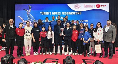 Afyonkarahisar'lı sporcular Kars'taki güreş şampiyonasından madalyalarla döndü