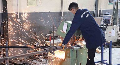 Ağrı'da "Maarifin Kalbinde Marifetli Gençlik" etkinlikleri kapsamında öğrenciler meslek öğreniyor