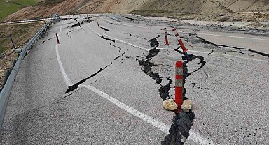 Ahlat-Malazgirt yolunda korkutan kayma