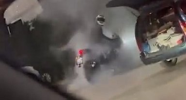 Akaryakıt istasyonu içinde lastik yakan motosiklet böyle görüntülendi