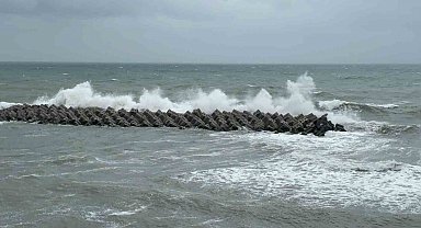 Akçakoca'da fırtına etkili oluyor