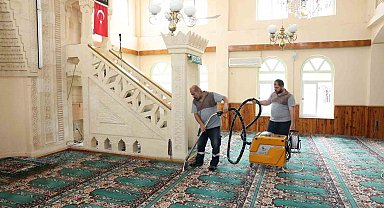 Akdeniz'de camiler bayram öncesi dezenfekte edildi