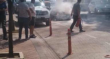 Alanya'da otomobilin motor kısmından dumanlar yükseldi, yangını vatandaş söndürdü
