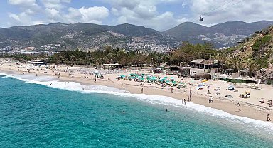 Alanya'da yaz havası sahilleri doldurdu