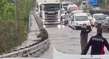 Alaplı'da sağanak ulaşımı felç etti