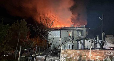 Alevlere teslim olan iki katlı ev kullanılmaz hale geldi