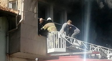Alevlerin sardığı evde can pazarı: Yaşlı çift son anda itfaiye ekiplerince kurtarıldı