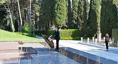 Aliyev, merhum Cumhurbaşkanı Haydar Aliyev'i mezarı başında andı