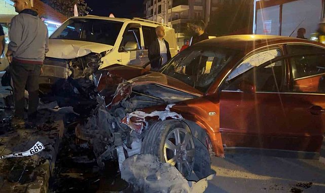 Alkollü sürücü 4 araca birden çarptı: 2 yaralı
