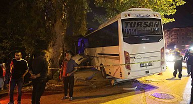 Alkollü sürücünün kullandığı minibüs iş yerine daldı: 2 yaralı