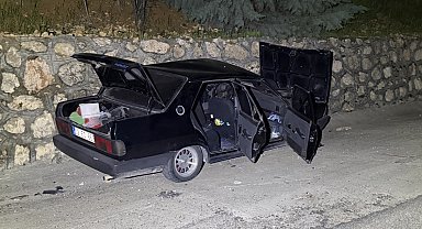 Alkollü sürücünün kullandığı otomobil, İstinat duvarına çarptı: 2 yaralı