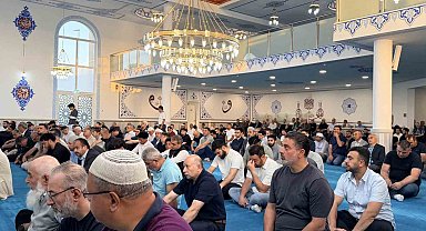 Almanya'da Müslümanlar, bayram namazı için Brühl Camii'ne akın etti