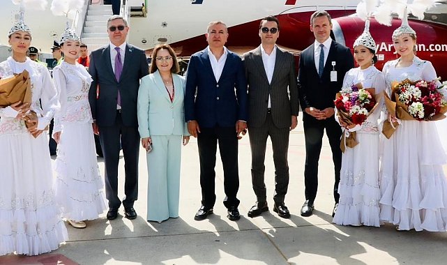 Almatı'dan Gazipaşa-Alanya Havalimanına ilk uçak seferi "su takı" seremonisiyle karşılandı